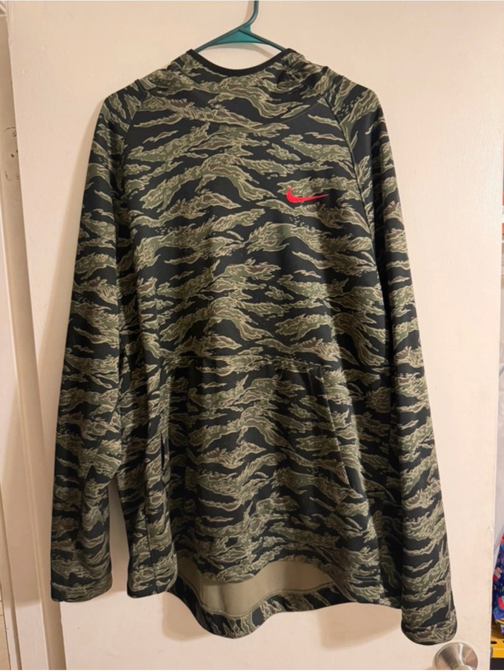 Nike Dri-FIT Spotlight men’s pullover hoodie in size XXL
